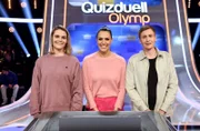 Moderatorin Esther Sedlaczek (M.) mit den Kandidat:Innen des Teams "Stand-up": Hazel Brugger (l.) und Till Reiners  (r.), beide Comedians.