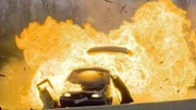 Ein Wagen explodiert auf der Autobahn.