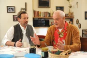 Gregor (Holger Matthias Wilhelm, links) spricht mit seinem Vater (Michael Vogtmann, rechts) über seinen gescheiterten Lebensplan auf Teneriffa.