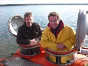 Willi (rechts) mit dem U-Bootbauer Thomas Breinig. Zusammen gehen die beiden "Boot unter" am Helenesee.