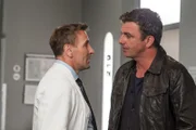 Dr. Alexander Kahnweiler (Mark Keller, l.) und Dr. Martin Gruber (Hans Sigl, r.) stimmen sich über das weitere Vorgehen ab.