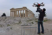 Camera Operator Christian Oberberger bereitet den Oktokopter auf den Einsatz an der Akropolis vor