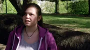 Das angebliche Vergewaltigungsopfer Toni (Melanie Hinkle) sagt bei der Befragung gegen den übereifrigen Polizisten aus.