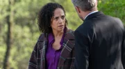 Nicole (Dionne Wudu, l.) erfährt entsetzt, dass Michael vom Kuss zwischen ihr und Erik (Sven Waasner, r.) weiß.