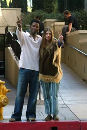 1969: Julia (Amber Benson, r.) und Gerard (Gerland Whitt, l.) sind aktive Mitstreiter der Sixties-Gegenkultur ...