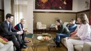 Maximilian (August Wittgenstein, l.) und Jenny (Birte Hanusrichter, 2.v.l.) sprechen mit Susann (Emilia von Heiseler, 3.v.r.), Rafael (Geritt Klein) und Elisabeth Gradener (Kirsten Block).