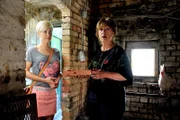 Elvira Petermann (Erika Strotzki, r.) steht der Horror ins Gesicht geschrieben. Sie zeigt Klara (Wolke Hegenbarth, l.) den Hühnerstall, in dem ihr Mann ermordet wurde.
