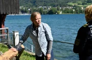 ARD WAPO BODENSEE FOLGE 43, "Haus am See", am Dienstag (12.01.21) um 18:50 Uhr im ERSTEN. Nele Fehrenbach (Floriane Daniel, r.) überbringt Yvonne Jahnke (Lena Drieschner, l.) die Nachricht vom Tod ihrer Schwester Vanessa. © ARD/Laurent Trümper, honorarfrei - Verwendung gemäß der AGB im engen inhaltlichen, redaktionellen Zusammenhang mit genannter ARD-Sendung bei Nennung "Bild: ARD/Laurent Trümper" (S2). ARD-Programmdirektion/Bildredaktion, Tel: 089/5900-23534, bildredaktion@DasErste.de