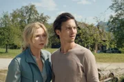 Birgit Reincke (Veronica Ferres) und Jonas Becker (Tim Oliver Schulz) schauen sich auf dem Hof um.