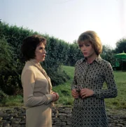 Frau Reese ist äusserst skeptisch, ob ihre Schwiegertochter Inge die Belastungen aushalten wird, die nach dem Mord an Anita über die Familie gekommen sind.  l-r: Frau Reese (Maria Becker), Inge Reese (Renate Schroeter)