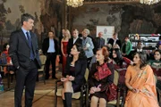 Anne (Caroline Kiesewetter, v.2.v.l.) ist alarmiert, als Dr. Seefeld (Thomas Klees, l.) beim Indien-Quiz das Wort ergreift (mit Brigitte Antonius, 2.v.r., Sarah Alles, r. und Komparsen, h.).