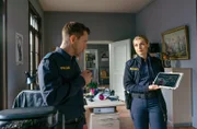 Caro (Sarah Thonig, r.) zeigt Max (Nepo Fitz, l.) das Video von Finn und Mia.