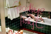 Countrystar Holly Collins (Bronwyn Turei) liegt tot in der Badewanne ihres Hotelzimmers.