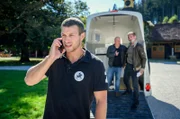 Als Tim (Florian Frowein, l.) das Polo-Turnier verlässt, um nach Franzi zu suchen, wird er von zwei dunklen Gestalten (Komparsen) verfolgt.