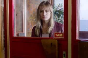 ARD Degeto DAS VERSCHWINDEN - (1) JANINE, am Donnerstag (13.03.25) um 01:50 Uhr im ERSTEN. Michelle Grabowski (Julia Jentsch) macht sich auf die Suche nach ihrer Tochter, die unter mysteriösen Umständen wie vom Erdboden verschluckt scheint. Bei ihren Nachforschungen wird sie zunehmend mit den Fehlern, die sie in der Vergangenheit als Mutter gemacht hat, konfrontiert.