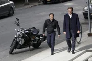 Als Troy Dickerson wie in Trance seinen Vater erschlägt, ist für Bull im Gegensatz zu Benny ziemlich schnell klar, dass jemand Troy hypnotisiert und auf einen Trigger konditioniert haben muss, der ihn zum Morden brachte ...