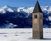 Der Reschensee im Winter.