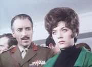 Linda Thorson (r.)