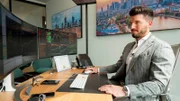 Trader Sebastian Müller an seinem Arbeitsplatz.