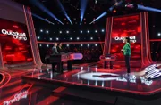 Quizmasterin Esther Sedlaczek (r.) mit den Kandidaten des Teams "Bühne": Michael Kessler (l.) und Torsten Sträter (2.v.l.), beide Comedians.