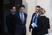 Adam Clarke (Chris Sarandon, 2.v.l.) wird von Det. Lilly Rush (Kathryn Morris, r.) und ihrem Kollegen Det. Scott Valens (Danny Pino, l.) verhaftet.
