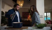 Max (John Bradley) und seine Schwägerin Tori (Claire Lovering) kommen sich immer näher.