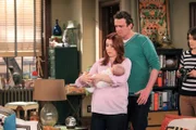 Während Ted sich mit Victoria, einer Ex-Freundin, trifft, ist Robin (Cobie Smulders, r.) damit beschäftigt, das perfekte Bild von Marshall (Jason Segel, 2.v.r.) und Lily (Alyson Hannigan, 2.v.l.) und ihrem Sohn Marvin zu schießen. Doch das ist gar nicht so einfach ...