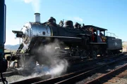 SWR Fernsehen EISENBAHN-ROMANTIK FOLGE 817, "Dampfwolken im Bonanza Land". So ähnlich sah es schon vor hundert Jahren in der Sierra Nevada aus, als der tägliche Personenzug der Virginia & Truckee Railroad von der Hauptstadt Carson City in die berühmte Goldgräberstadt Virginia City bereitgestellt wurde. Dampflok 18.