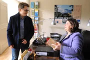 Monika kann nicht verhindern, dass das Paket für erneute Aufmerksamkeit sorgt. Von links: Pfarrer Simon Brandl (Ferdinand Schmidt-Modrow) und Monika Vogl (Christine Reimer).