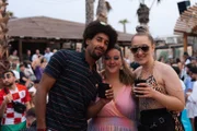 Die Partygruppe aus Nürnberg feiert auf dem Springbreak Geburtstag.