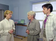 Vater sein dagegen sehr, Regie: Mathias Luther. Dr. Kathrin Globisch (Andrea Kathrin Loewig, li.) informiert Peer (Nils Nelleßen, re.) und seine Mutter Ruth Zarenthin (Marita Böhme, mi.) über Fraukes dramatischen Zustand.