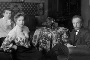 Richard Strauss mit seiner Frau Pauline de Ahna und Sohn Franz (v.r.): Der Komponist ist bis heute eine Lichtgestalt, doch hängt ihm die NS-Zeit wie ein dunkler Schatten nach.