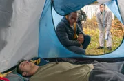 Jerry Paulsen (Peter Marton, h.l.) und Sonja Bitterling (Genoveva Mayer, h.r.) untersuchen die Leiche (Luca Garnreiter, v.) und den Tatort.