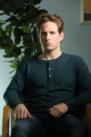Dennis Reynolds (Glenn Howerton)