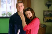 Darrin (John Gammon, l.); Sue (Eden Sher, r.)