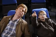 Durch ihre gemeinsame Liebe zu den Sternen schafft es Hartmut (Niels Kurvin, l.) Vertrauen zu dem autistischen Felix (Mateo Wansing Lorrio) aufzubauen.