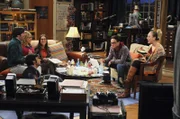 Haben viel Spaß miteinander: Leonard (Johnny Galecki, 2.v.r.), Penny (Kaley Cuoco, r.), Howard (Simon Helberg, l.), Bernadette (Melissa Rauch, 2.v.l.), Amy (Mayim Bialik, 4.v.l.) und Rajesh (Kunal Nayyar, 3.v.l.) ...