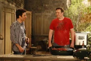 Vor den Toren von New York präsentiert Ted (Josh Radnor, l.) seinen Freunden seine neue Errungenschaft - ein Haus. Doch Lily, Robin, Barney und Marshall (Jason Segel, r.) sind anfangs total entsetzt, denn das traute Heim ist eine Bruchbude ...