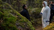 Nassir (Arvin Kananian, li.) leitet die Ermittlungen.; ARD Degeto VERONIKA - ZEUGEN AUS DEM JENSEITS, "Dämonen" (The Girl in the Forest), Folge 2.