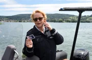 Nele Fehrenbach gibt erste Ermittlungsergebnisse an ihr Team weiter.