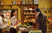 Obwohl Sookie im Mutterschutz ist und sich erholen sollte, lässt sie die Küche einfach nicht los. Ständig geht sie Lorelai (Lauren Graham, l.) und Luke (Scott Patterson, r.) auf die Nerven ...