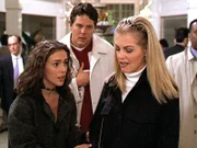 Der Liebesbote Cupido (Michael Reilly Burke, M.) hat seine besonderen Fähigkeiten verloren. Nun springt Phoebe (Alyssa Milano, l.) für ihn ein und versucht, Cindy (Tiffany Salerno, r.) von ihrer Liebe zu Max zu überzeugen.