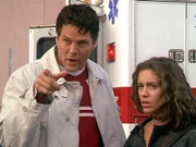Der Liebesbote Cupido (Michael Reilly Burke, l.) wurde von dem bösen Drozzee seiner besonderen Gabe beraubt. Phoebe (Alyssa Milano, r.) beschließt, ihm zu helfen.