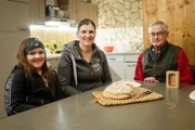 Claudia (m.) und Charlotte Ehrschwendtner und Eric Agstner in der Stube nach der Herstellung der eigenen Butter.