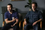 Mac (Rob McElhenney, l.); Dennis Reynolds (Glenn Howerton, r.)