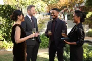 Angela (Alyssa Diaz, l.), Wesley (Shawn Ashmore, 2.v.l.), James (Arjay Smith, 2.v.r.) und Nyla (Mekia Cox, r.) genießen die Hochzeit von John und Bailey, als plötzlich ein dienstlicher Notfall eintritt, der die Feierlichkeiten unterbricht.
