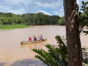 Salvador da Bahia in Brasilien. Die Passagiere Christina und Christian Schorer machen mit ihrem Guide eine Kanutour am Fluss Pojuca.