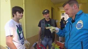 Ralf ist Flohmarkt-Experte. Seit Jahren kauft er günstigen Trödel, um ihn mit Gewinn auf den Märkten weiterzuverkaufen. Sein Ziel war es, seinem Sohn Justin ein erfolgreiches Geschäft zu vererben. v.l: Justin, Ralf, Andy