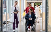 Dr. Julia Berger und Assistenzärztin Rebecca Krieger klären Anne Sommer über einen bevorstehenden Eingriff auf.