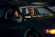 Frankie (Patricia Heaton, l.); Mike (Neil Flynn, r.)